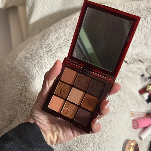 HUDA BEAUTY Chocolate Brown Palette - Picture 2 of 3